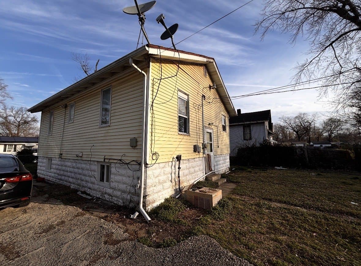 E Saint Louis House: 724 N 82nd St