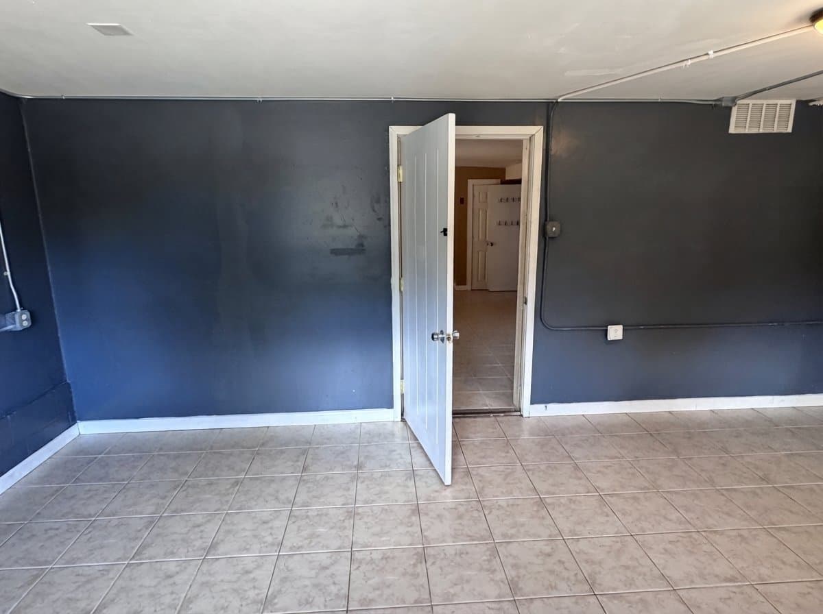 Weare Apartment: 613 S Stark Hwy