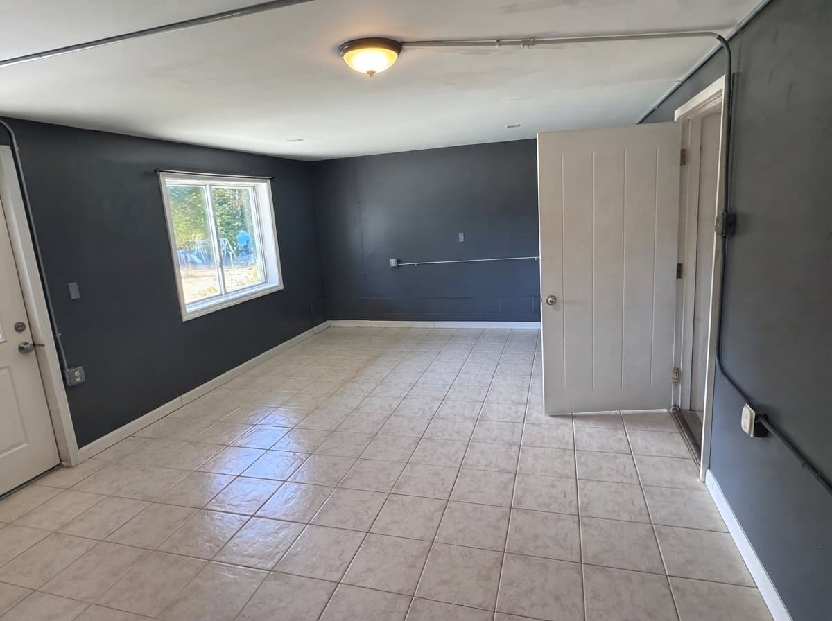Weare Apartment: 613 S Stark Hwy