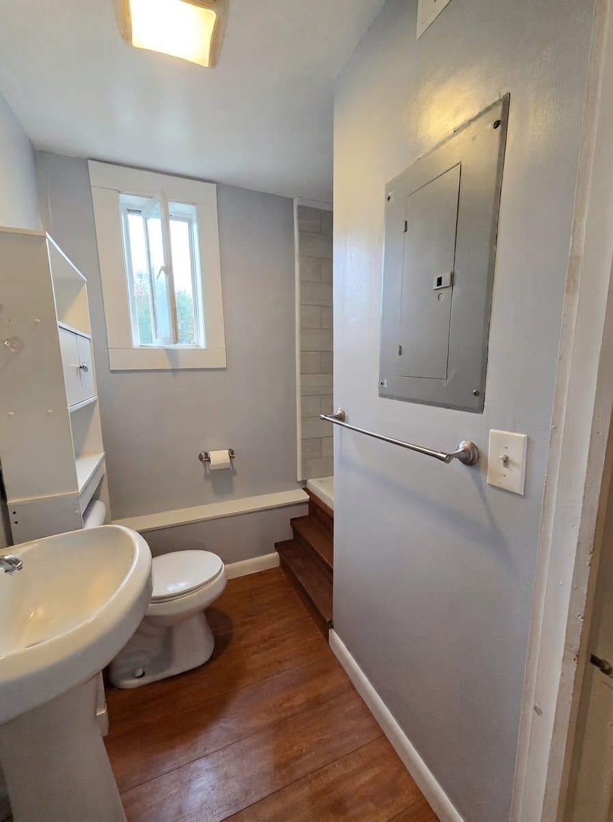 Weare Apartment: 613 S Stark Hwy