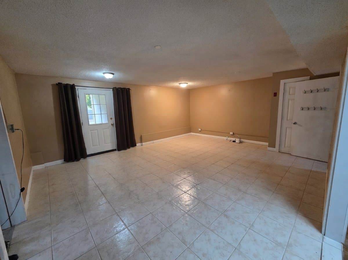 Weare Apartment: 613 S Stark Hwy