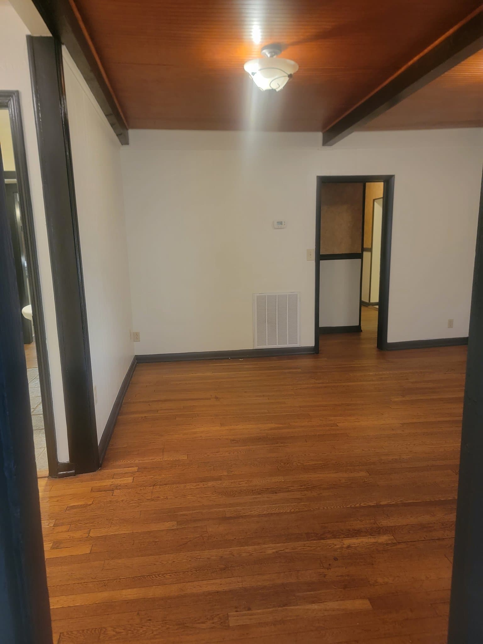 Marion Apartment: 215 Broad St