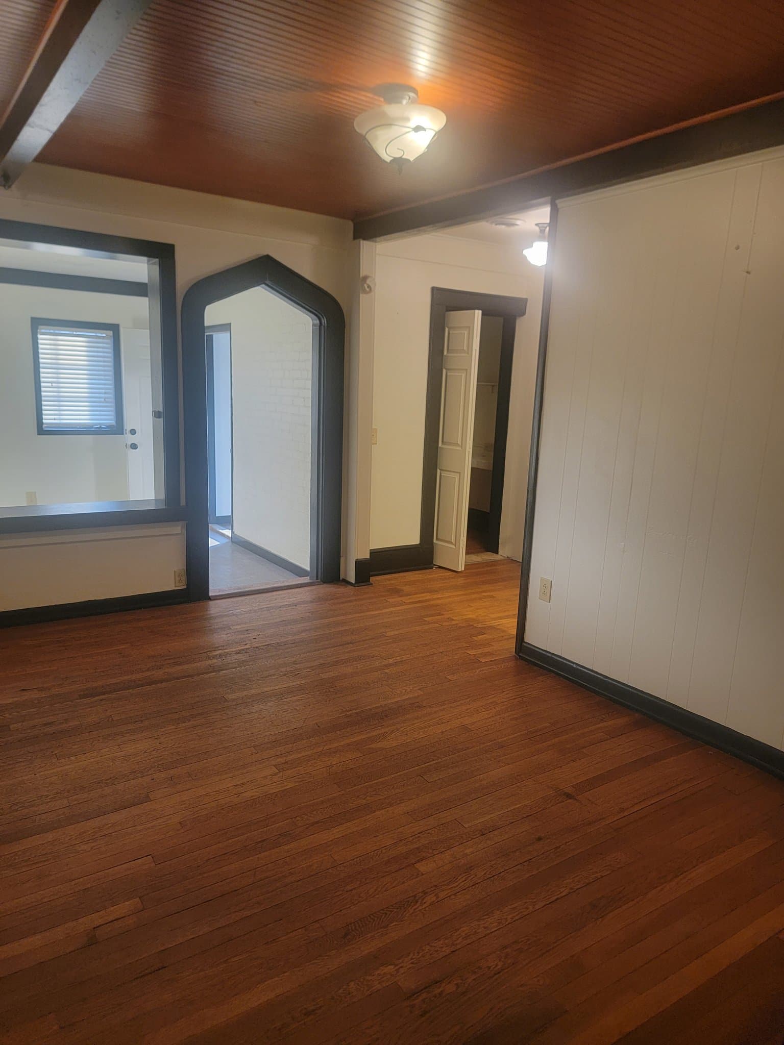 Marion Apartment: 215 Broad St