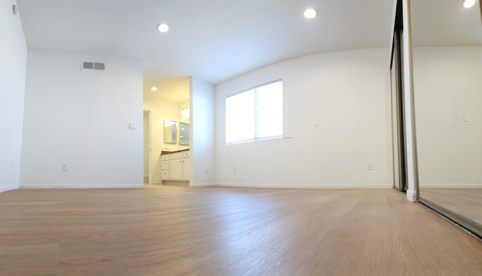 North Hollywood Apartment: 11020 Hesby Street