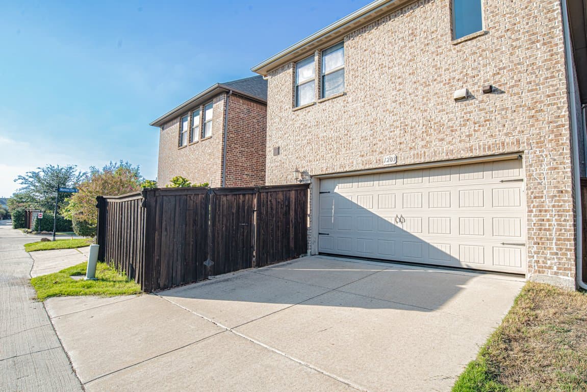 Arlington House: 1203 Harris Hawk Way