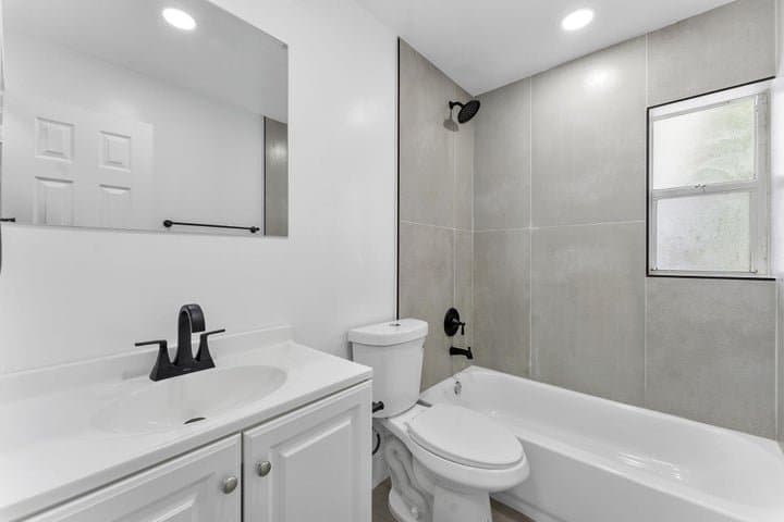 Deerfield Beach House: 747 NW 1st Terrace