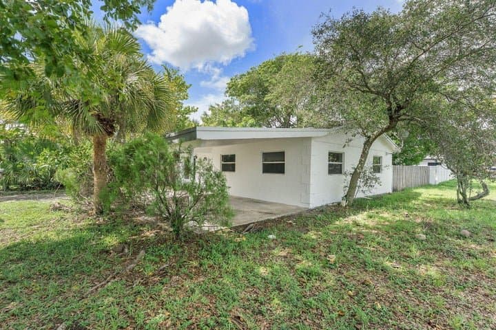 Deerfield Beach House: 747 NW 1st Terrace