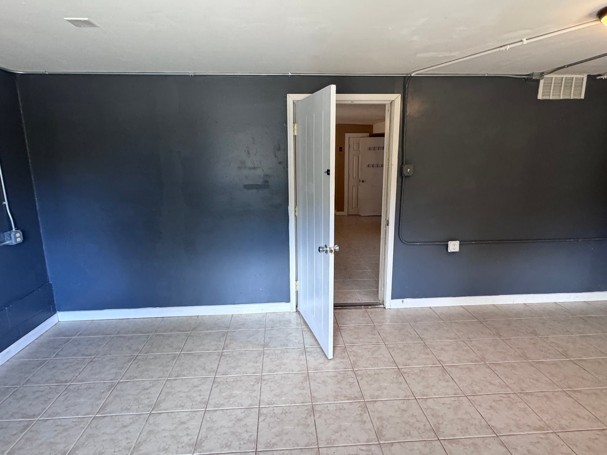 Weare Apartment: 613 S Stark Hwy