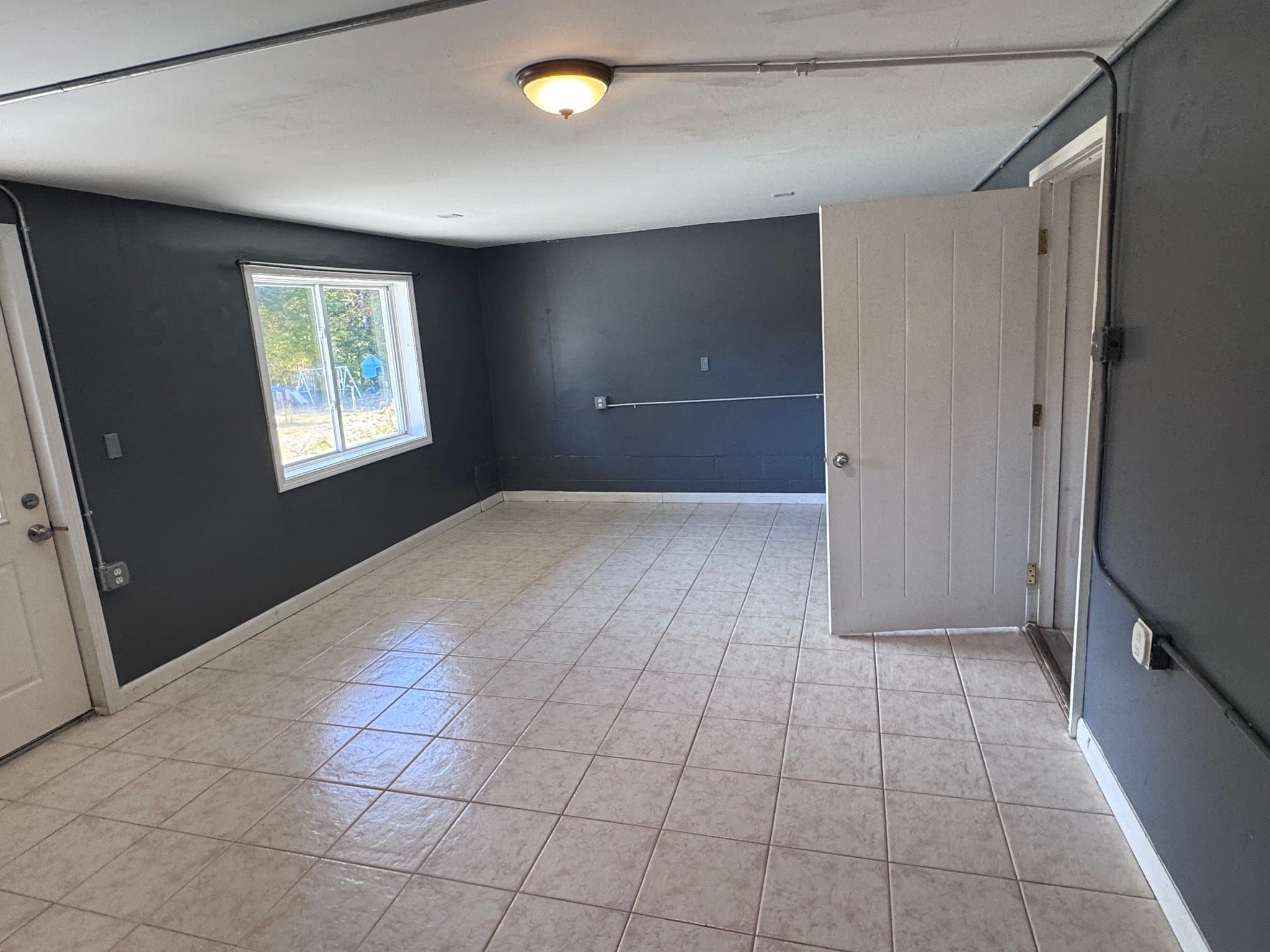 Weare Apartment: 613 S Stark Hwy