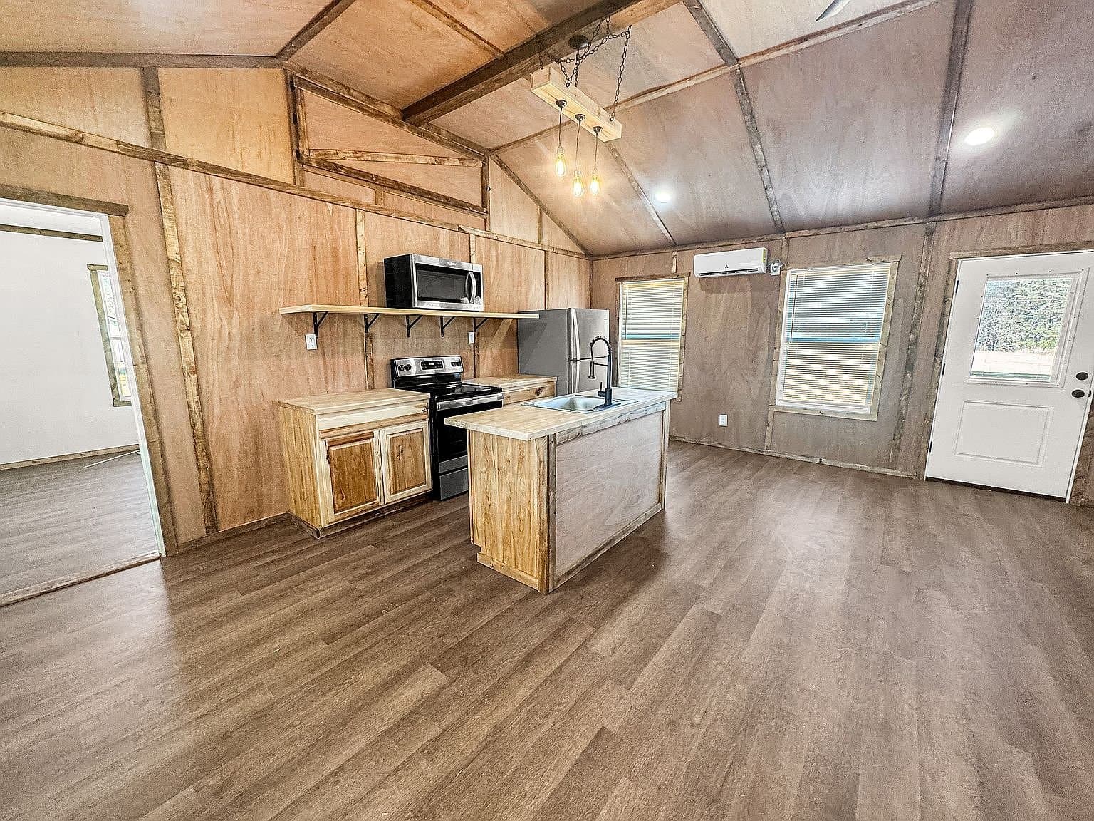 Leesburg House: 8869 State Highway 11 W