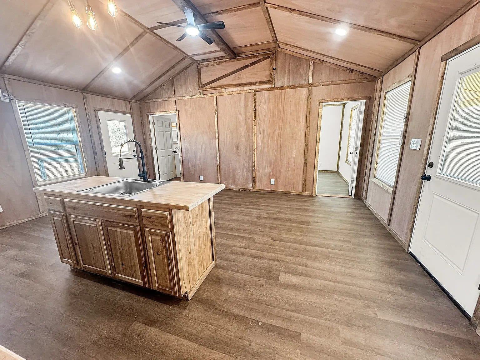 Leesburg House: 8869 State Highway 11 W