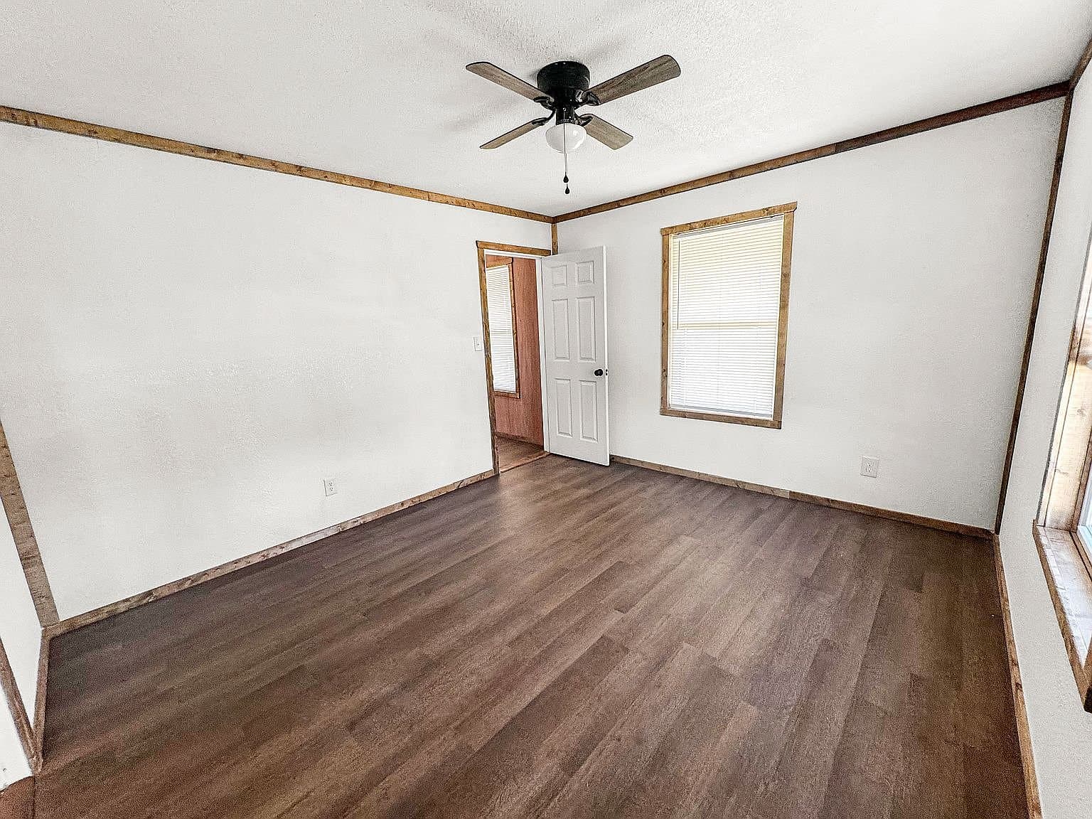 Leesburg House: 8869 State Highway 11 W