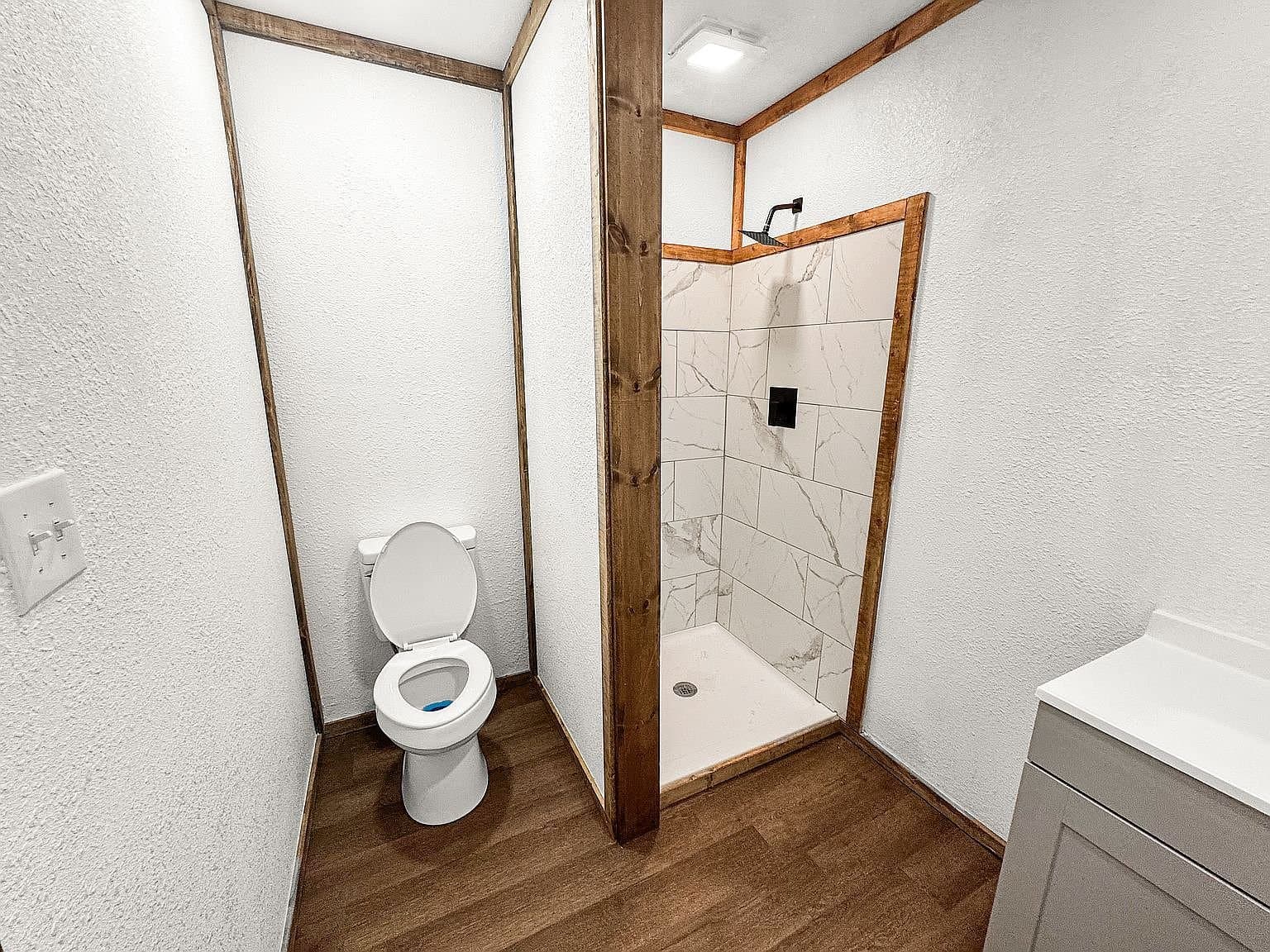 Leesburg House: 8869 State Highway 11 W