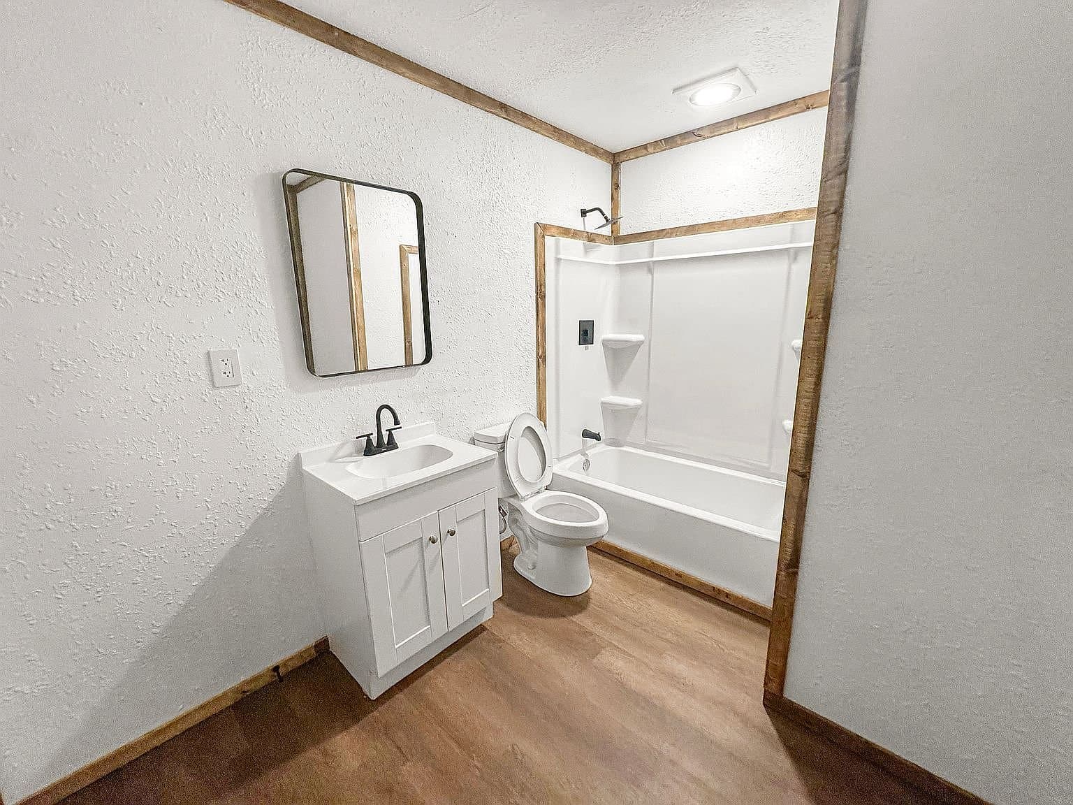 Leesburg House: 8869 State Highway 11 W