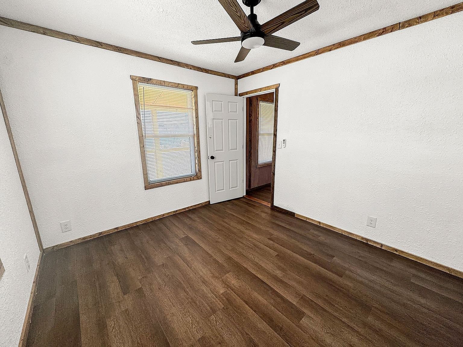 Leesburg House: 8869 State Highway 11 W