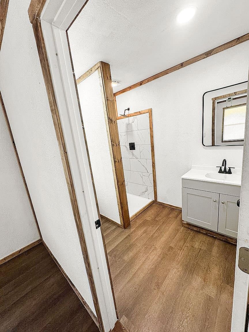 Leesburg House: 8869 State Highway 11 W