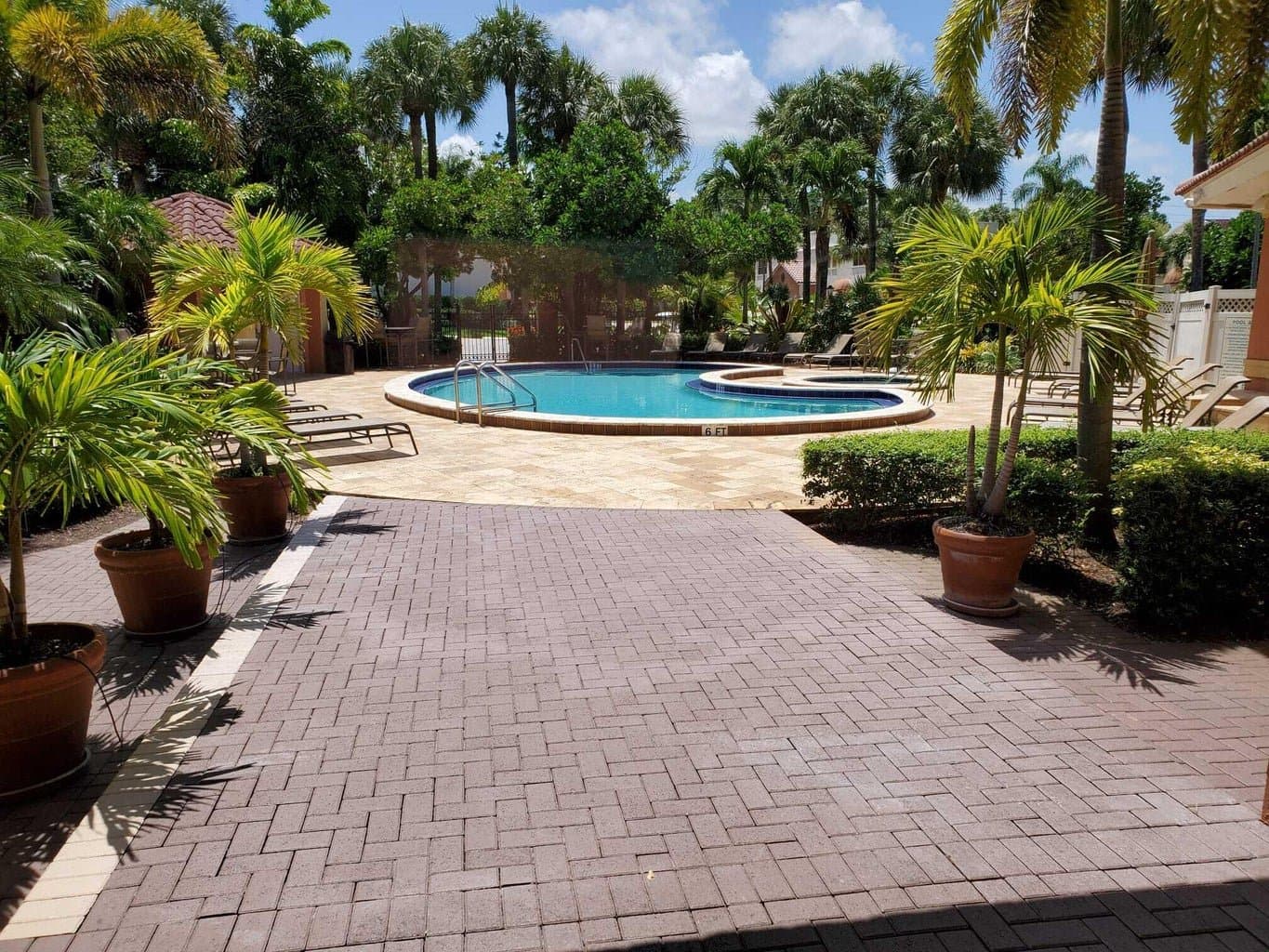 North Palm Beach Condo: 300 Uno Lago Dr
