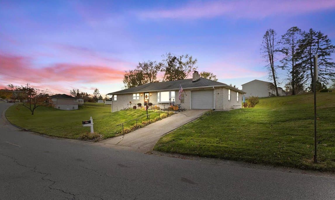 Dover House: 1750 Oakley Dr