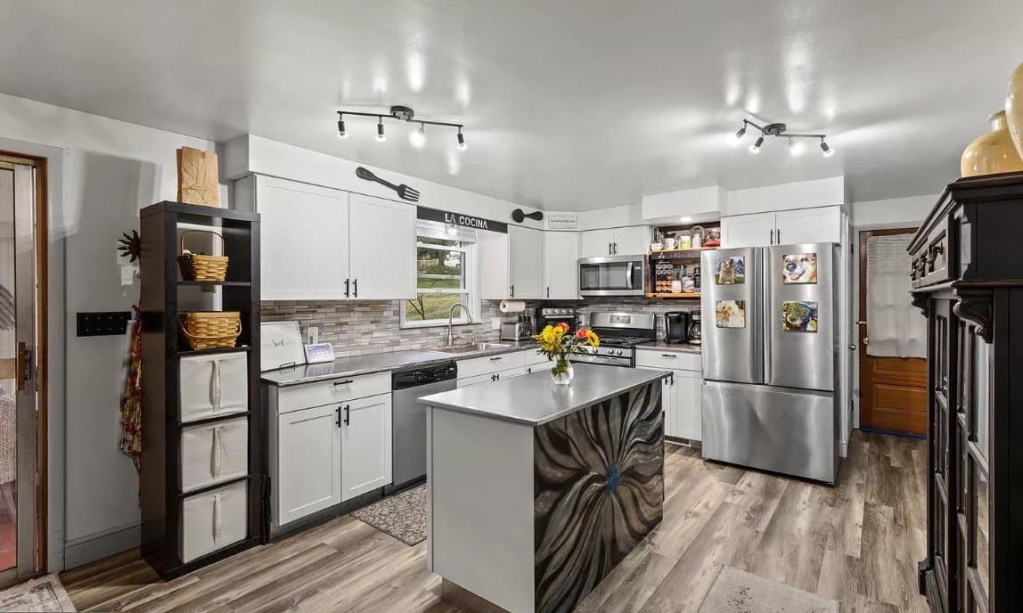 Dover House: 1750 Oakley Dr