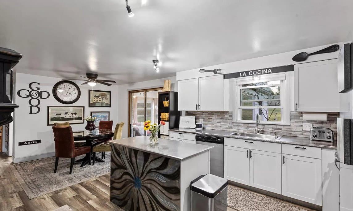 Dover House: 1750 Oakley Dr