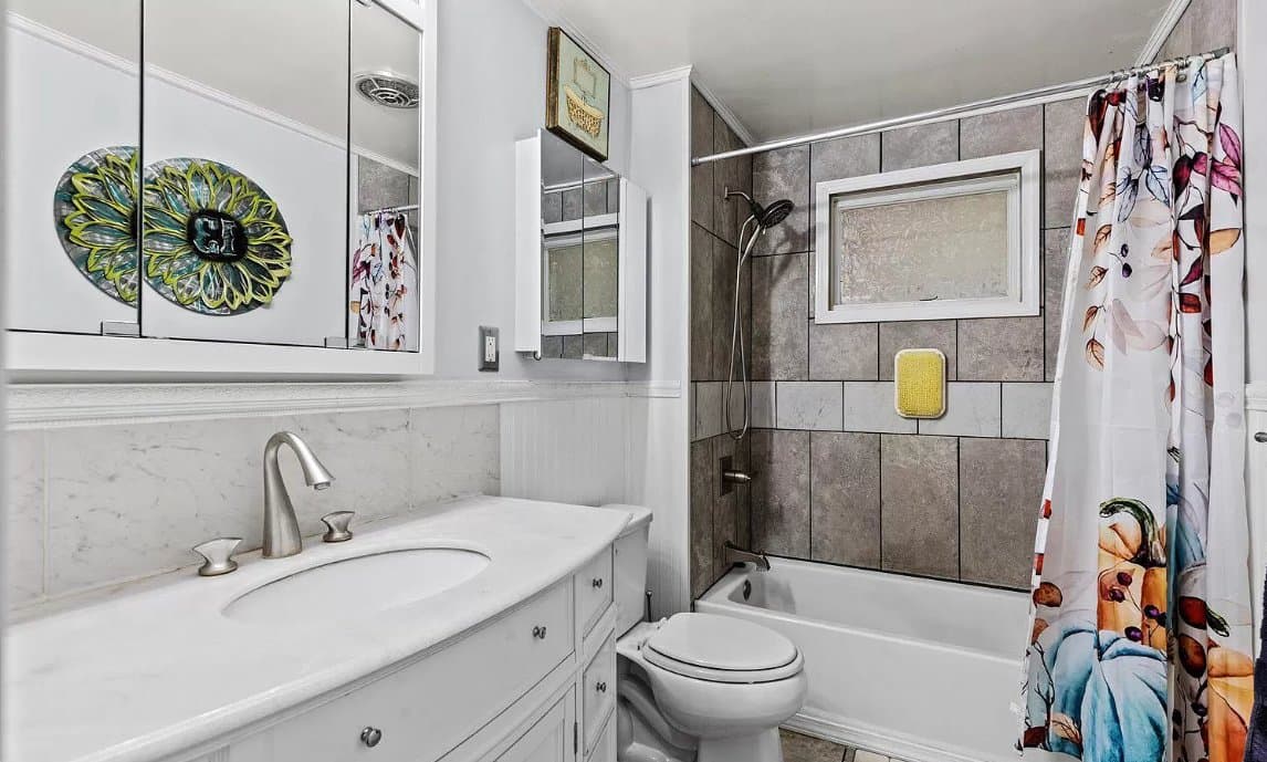 Dover House: 1750 Oakley Dr