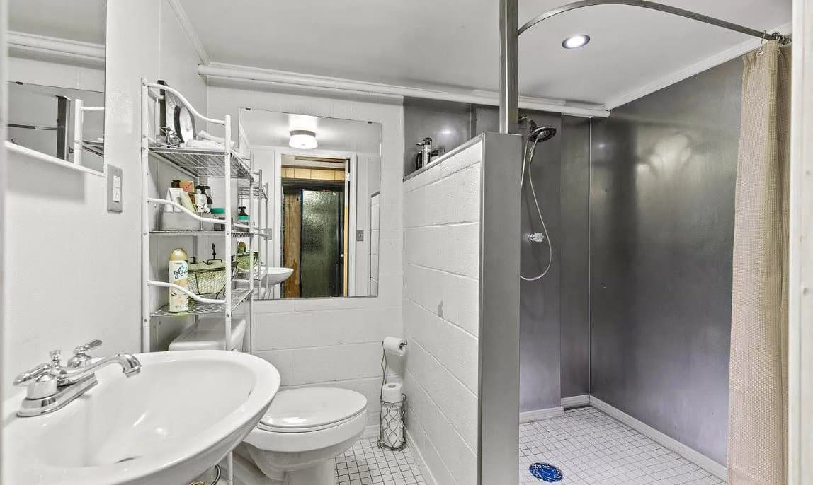 Dover House: 1750 Oakley Dr