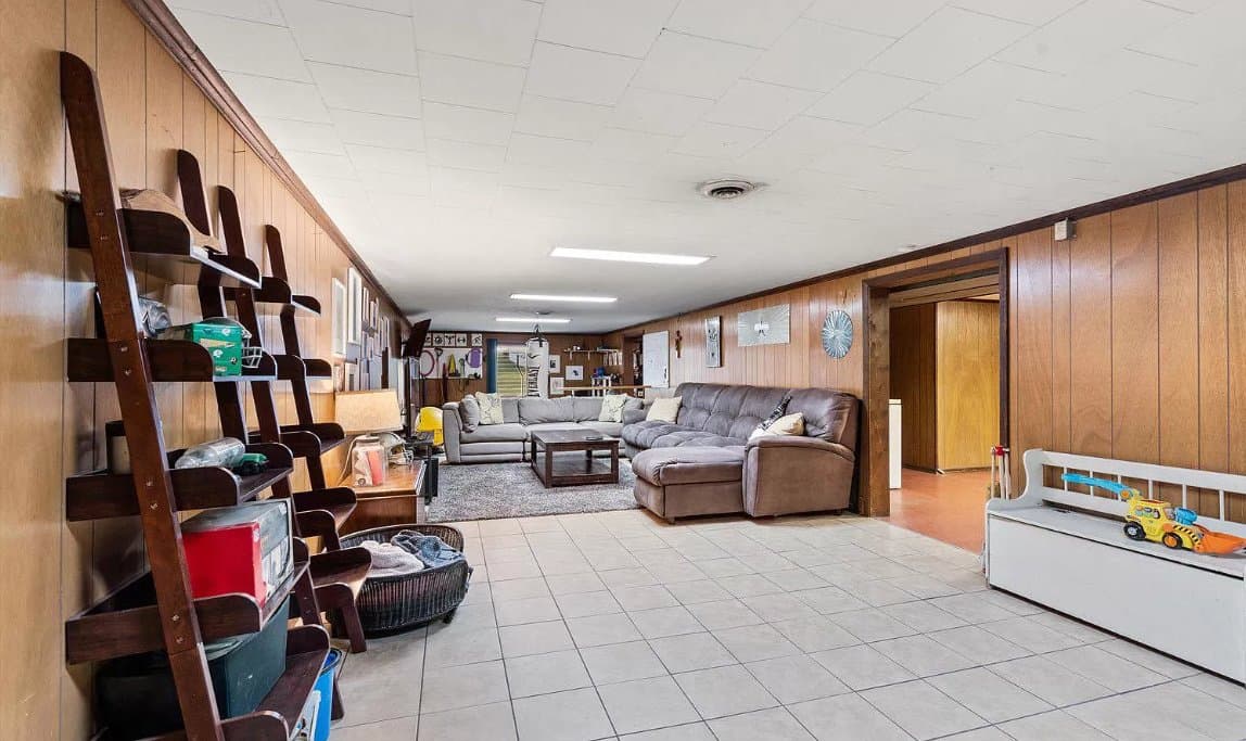 Dover House: 1750 Oakley Dr