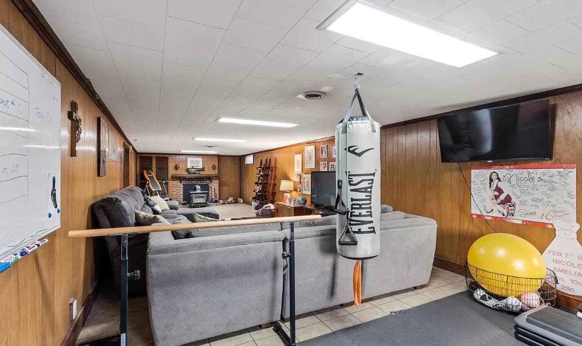 Dover House: 1750 Oakley Dr