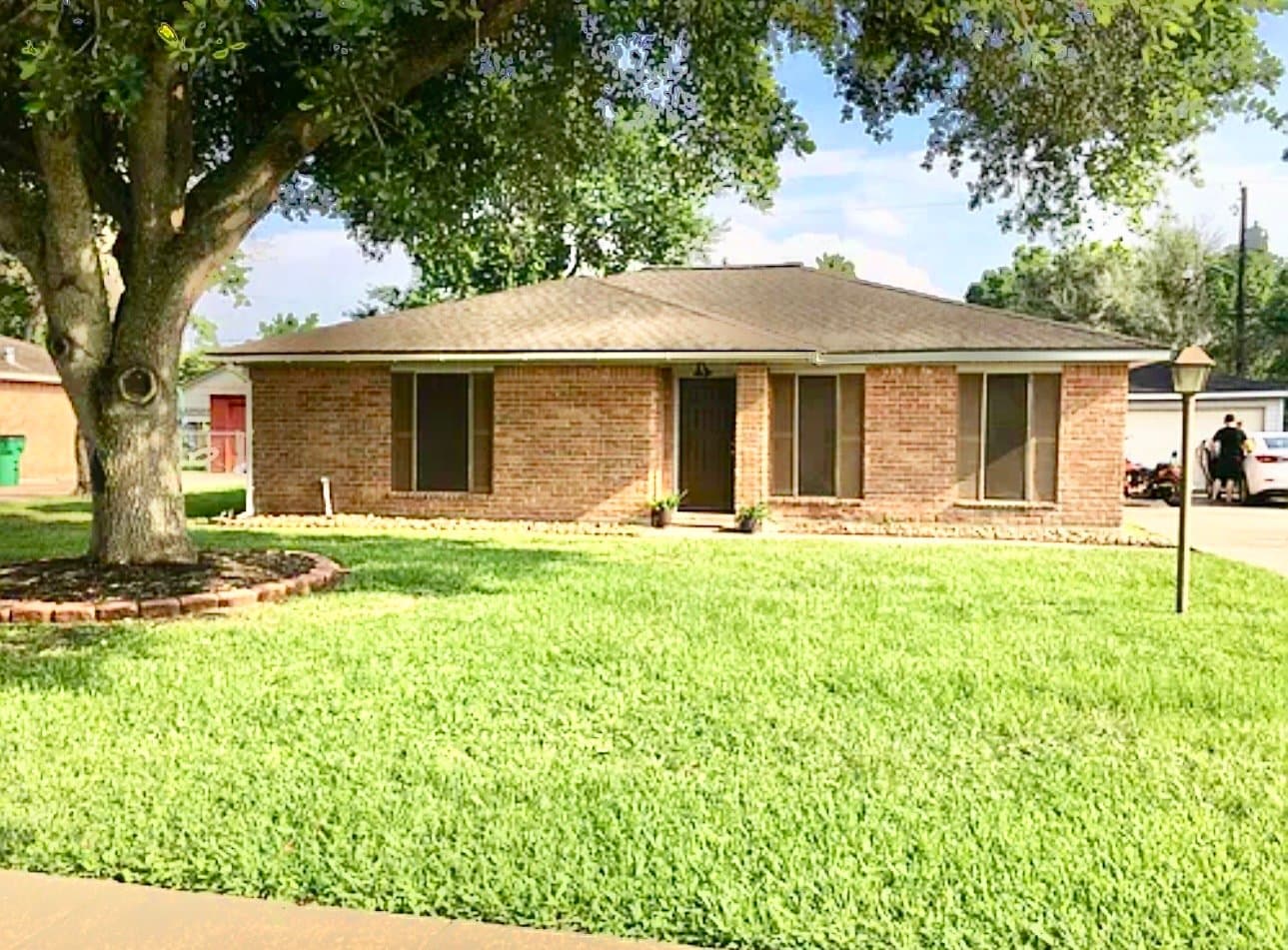 Angleton House: 1316 Hospital Dr