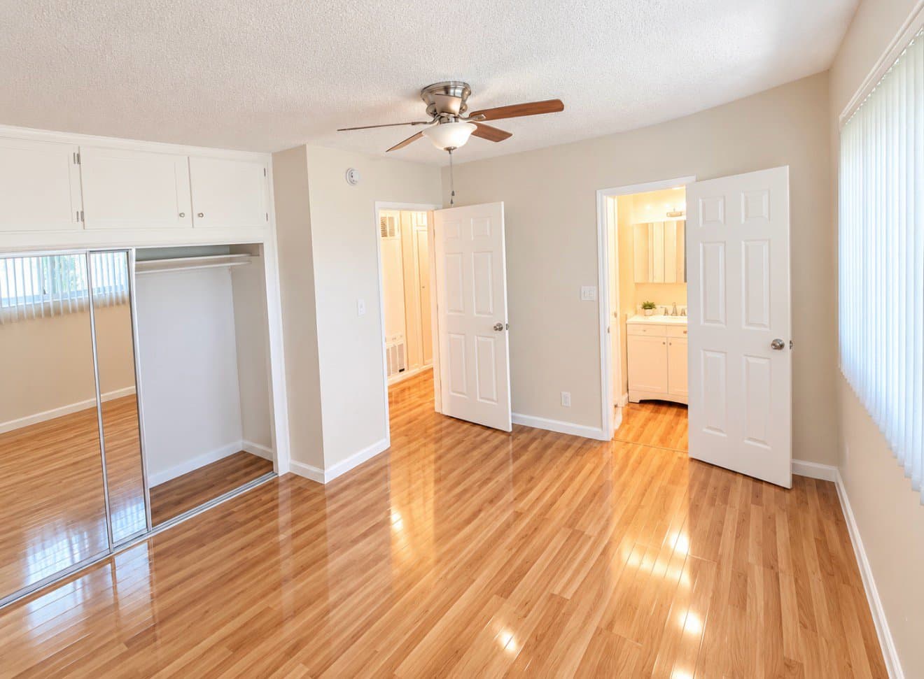 North Hollywood Apartment: 6064 Whitsett Ave #305