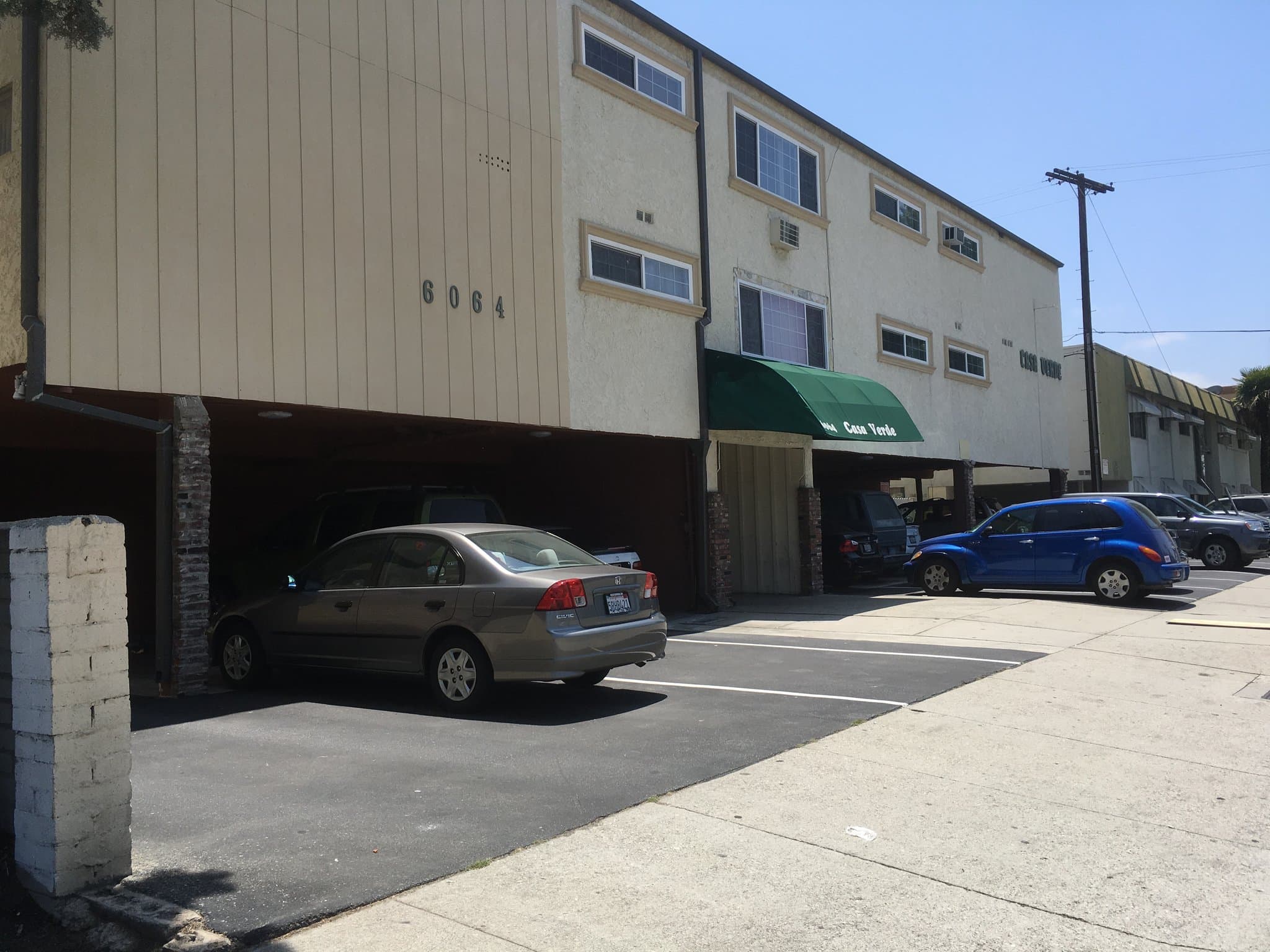 North Hollywood Apartment: 6064 Whitsett Ave #305