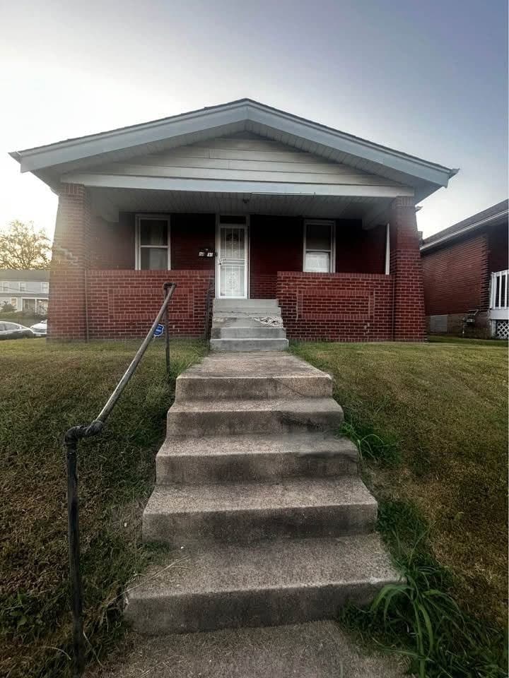 Saint Louis House: 8401 N Broadway
