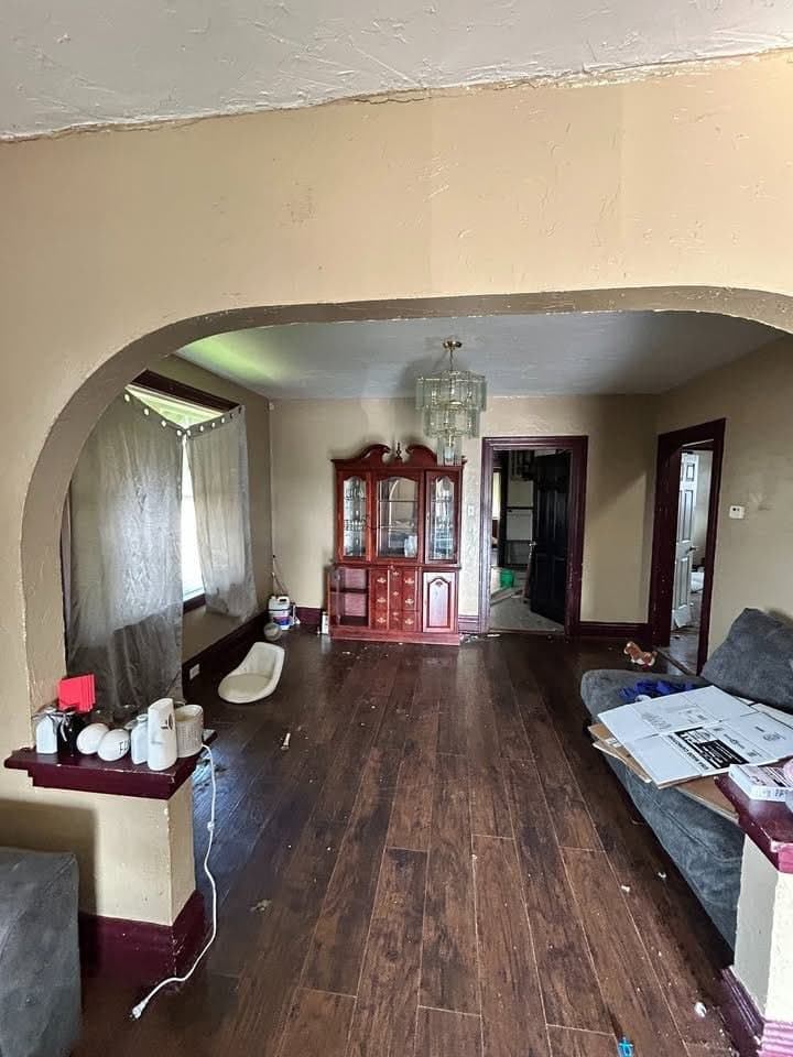 Saint Louis House: 8401 N Broadway