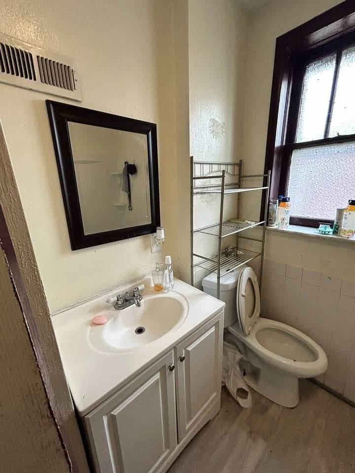 Saint Louis House: 8401 N Broadway