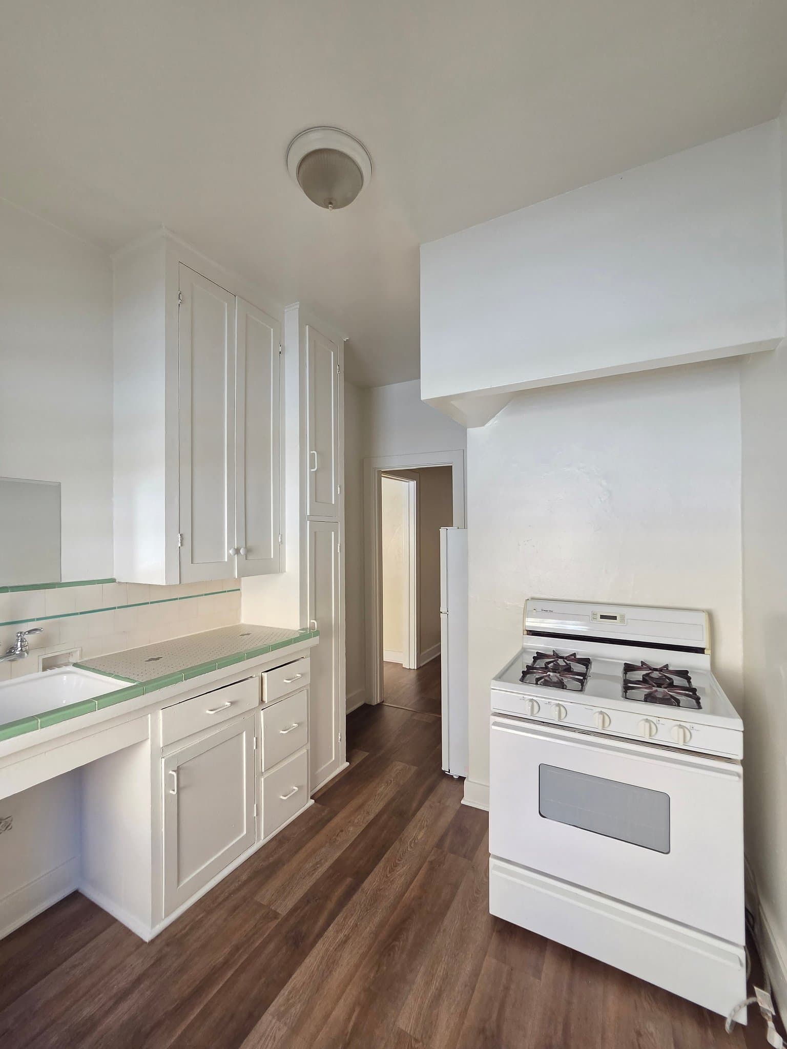 Los Angeles Apartment: 1825 Ivar Ave