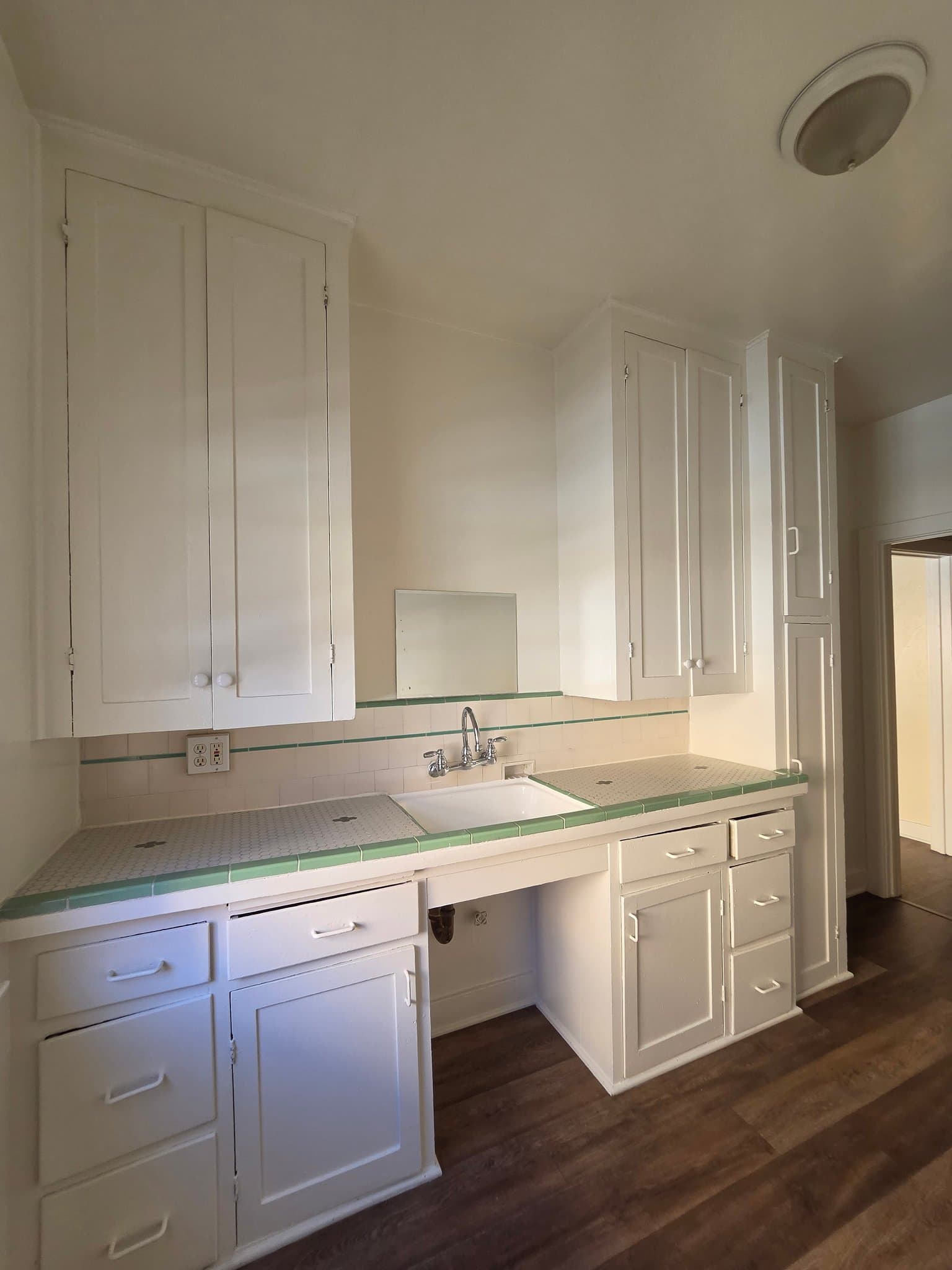 Los Angeles Apartment: 1825 Ivar Ave