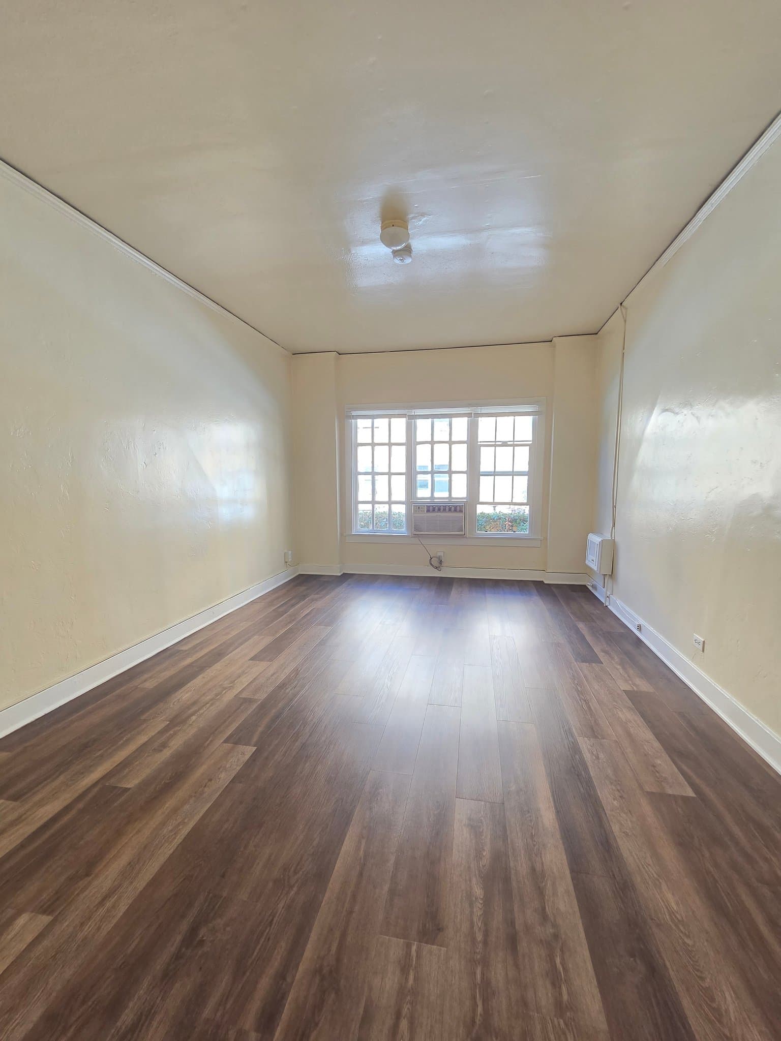 Los Angeles Apartment: 1825 Ivar Ave