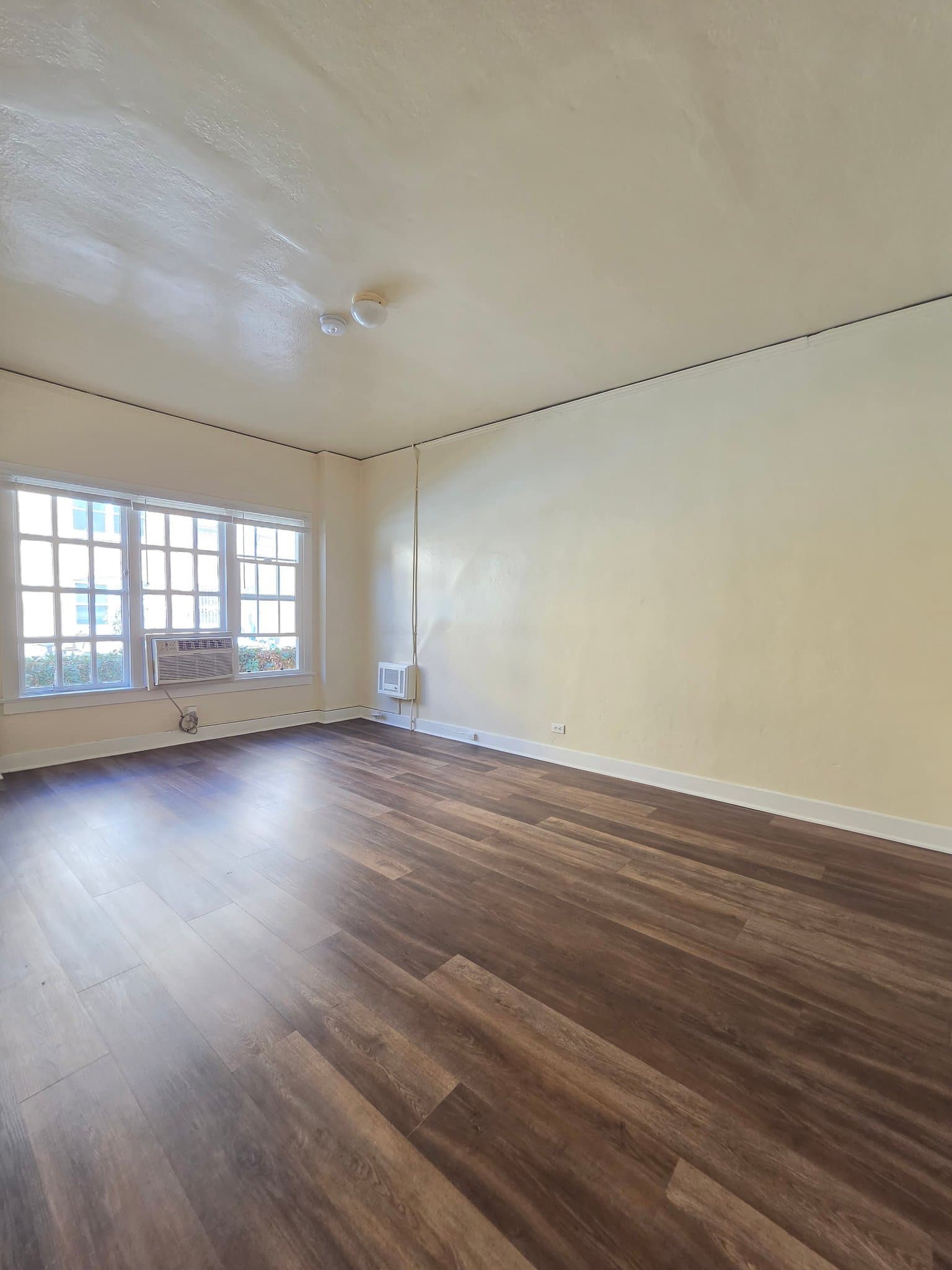 Los Angeles Apartment: 1825 Ivar Ave