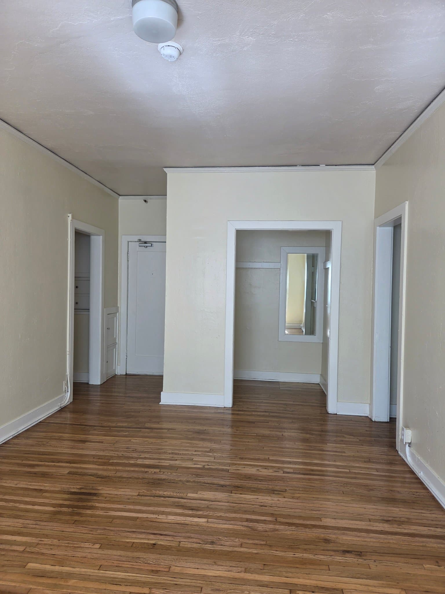 Los Angeles Apartment: 1825 Ivar Ave