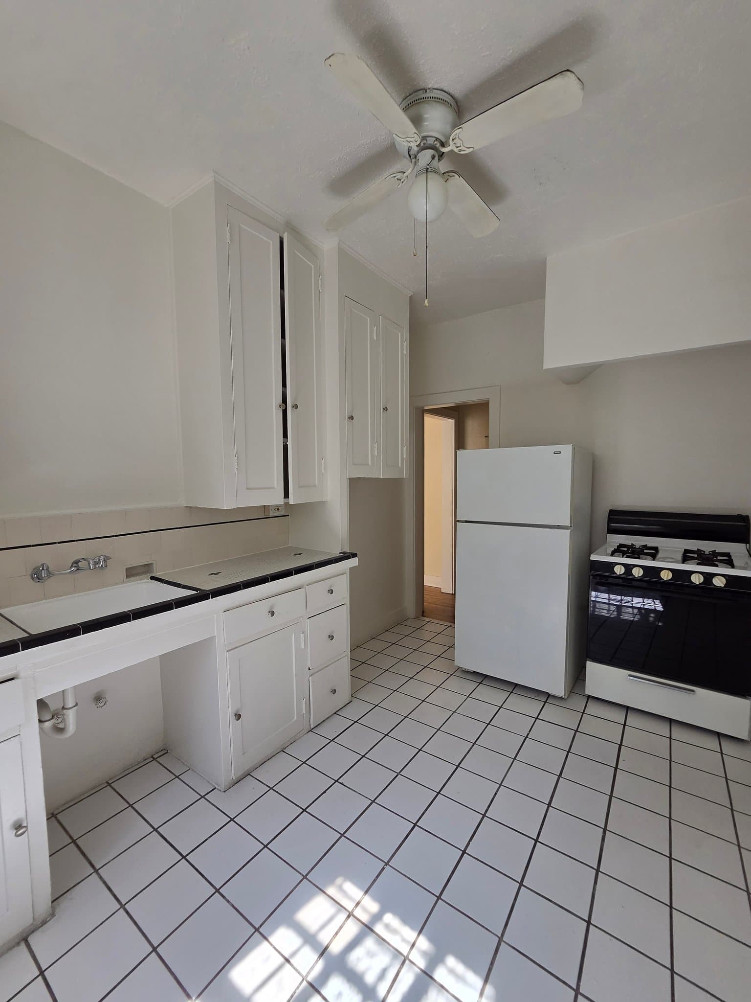 Los Angeles Apartment: 1825 Ivar Ave