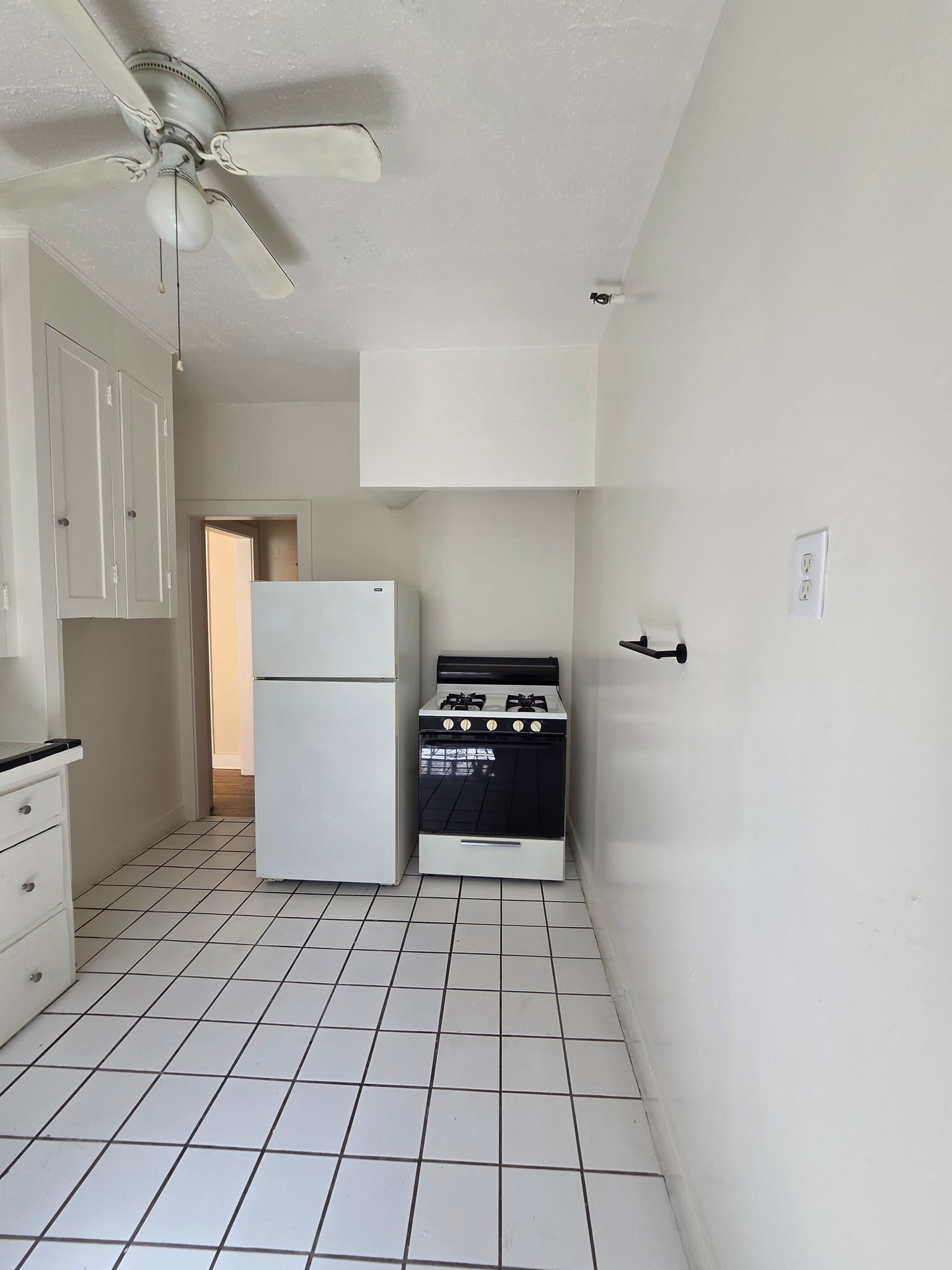 Los Angeles Apartment: 1825 Ivar Ave