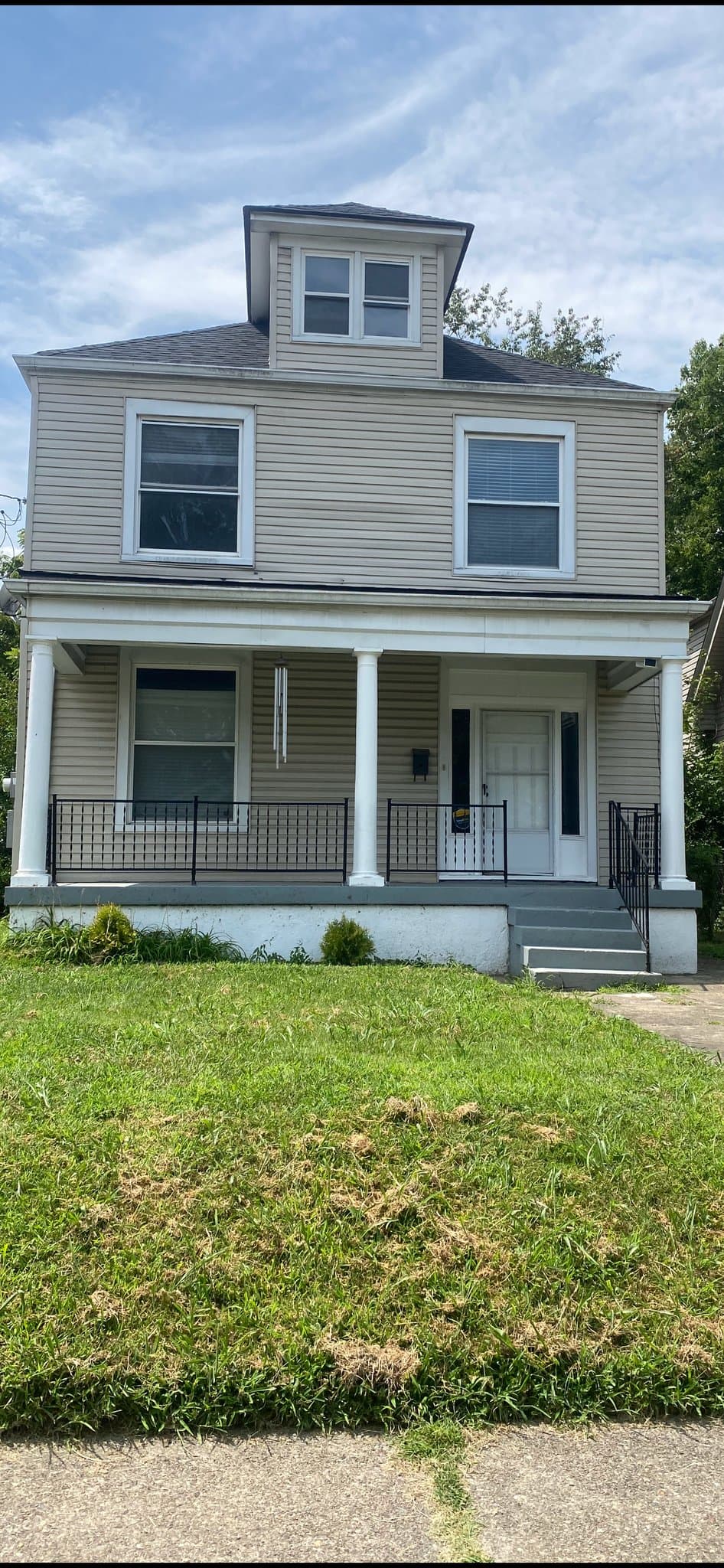 Louisville House: 626 S 40th St