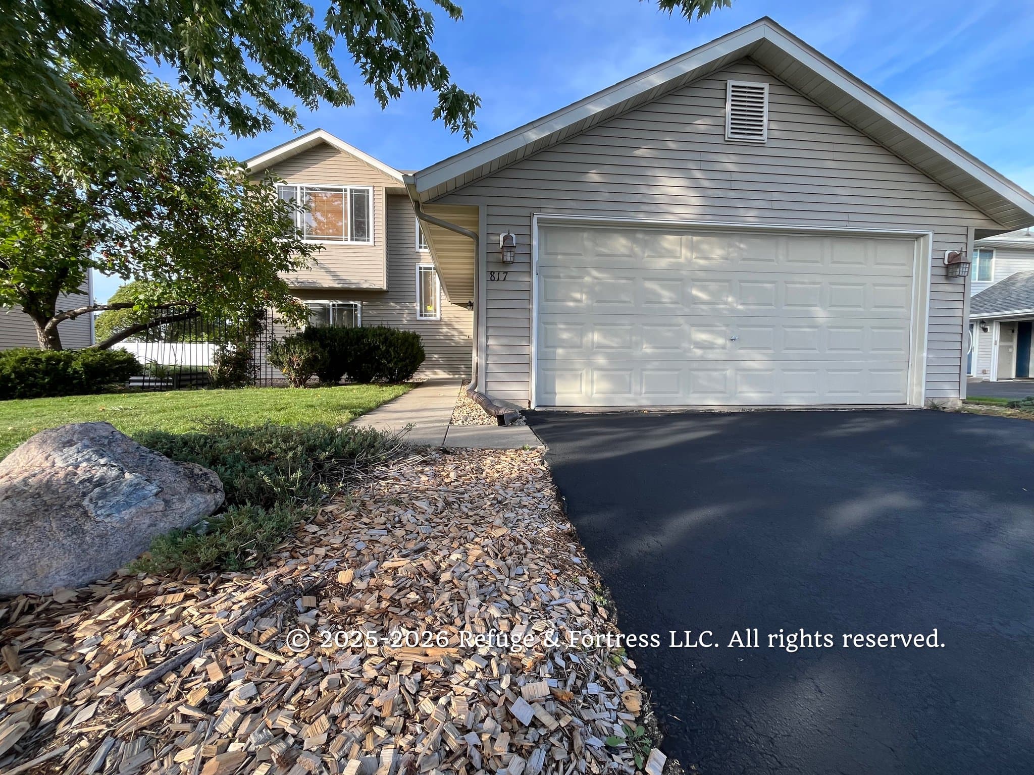 Shakopee House: 817 Jack Russell Ave