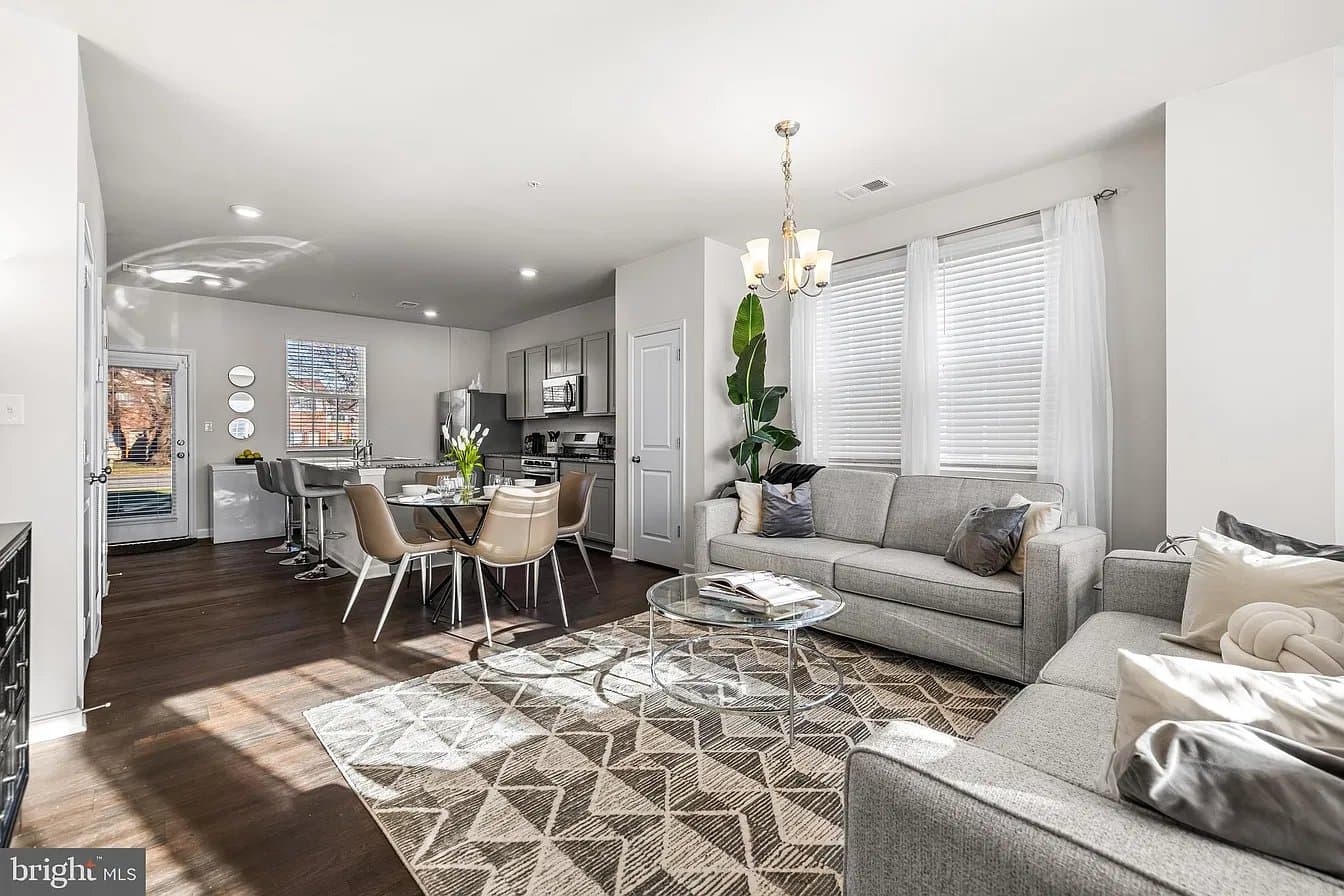 Edgewood Townhome: 1915 Graymount Way