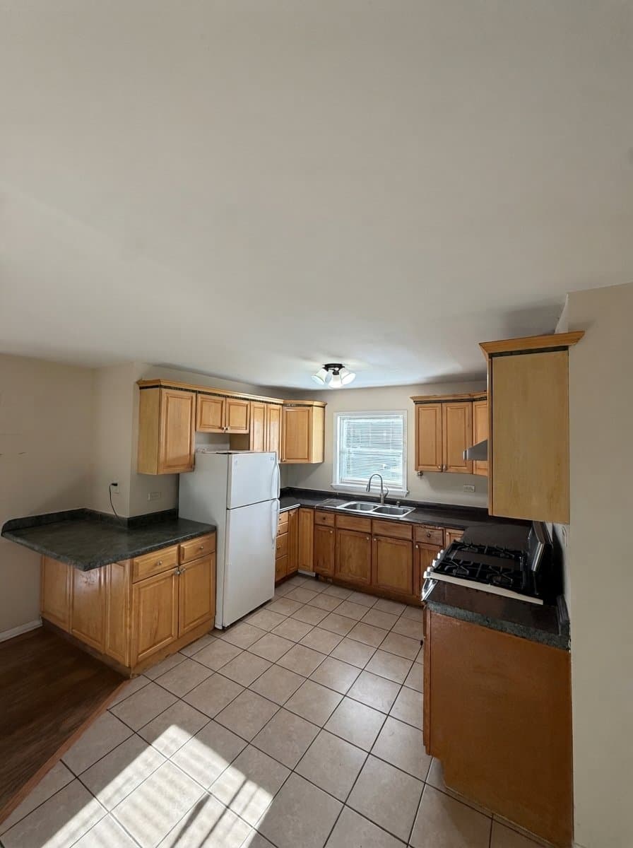 Des Plaines Apartment: 135 Dover Dr