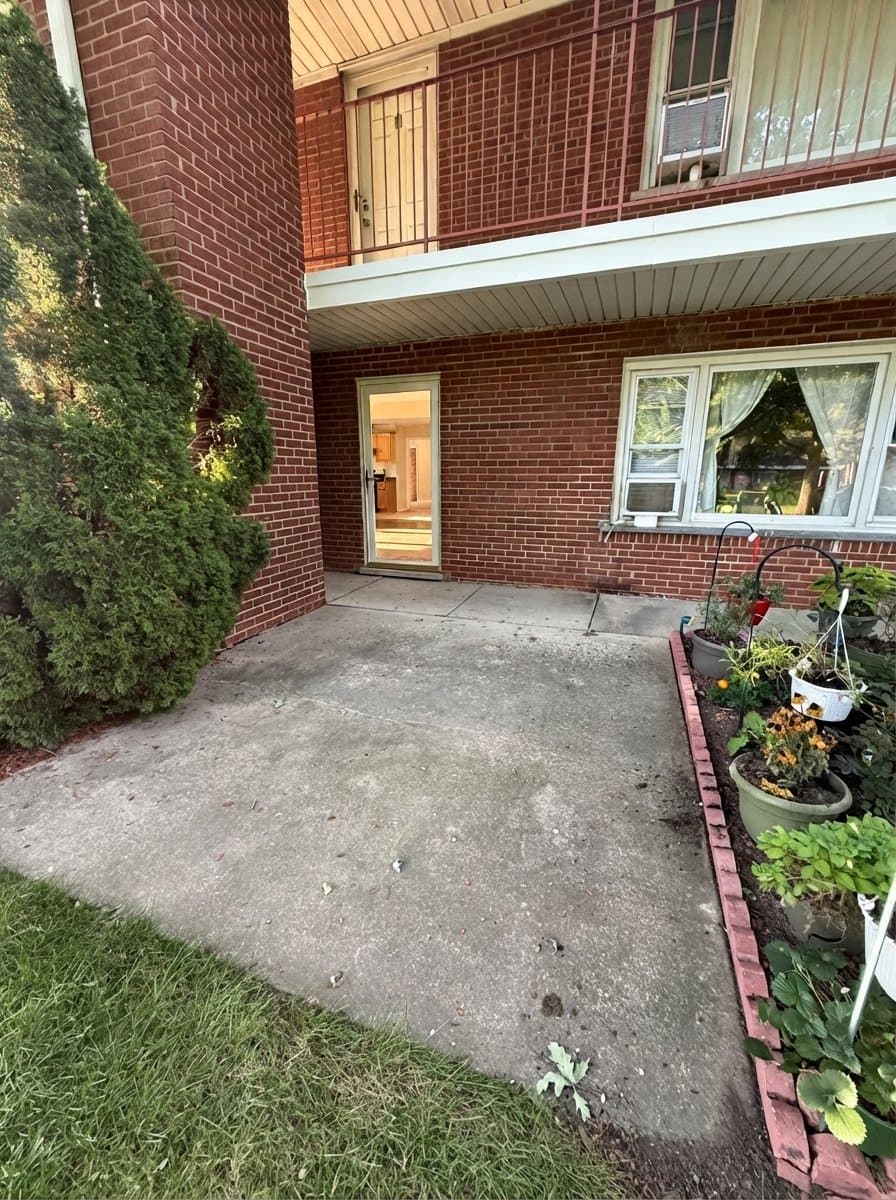 Des Plaines Apartment: 135 Dover Dr