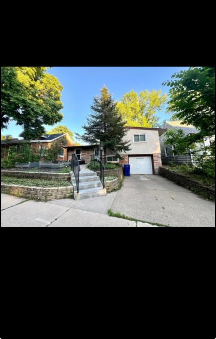 Saint Paul House: 1964 Nokomis Ave