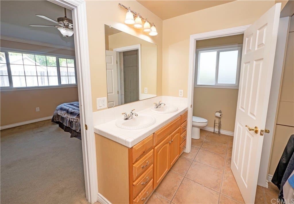 Riverside House: 11725 Valiant St