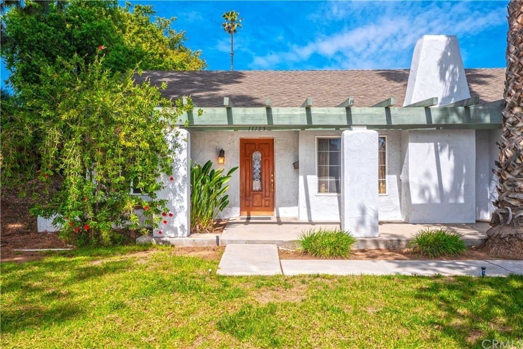 Riverside House: 11725 Valiant St