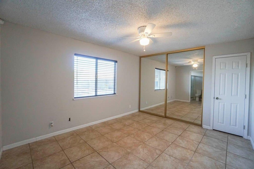 Hesperia House: 7883 Peach Ave